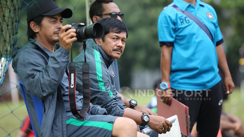 Pelatih Timnas Indonesia U-19, Indra Sjafri (kedua dari kiri). - INDOSPORT
